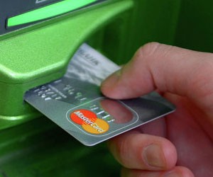Ateşe verdiği ATM'yi işeyerek söndürdü