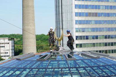Köln DİTİB Merkez Camii'nin Hilalleri Takıldı