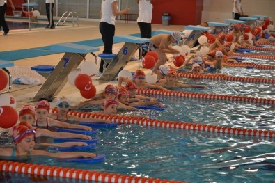 Samsun'da 15 Bin Öğrenci Yüzme Öğrendi