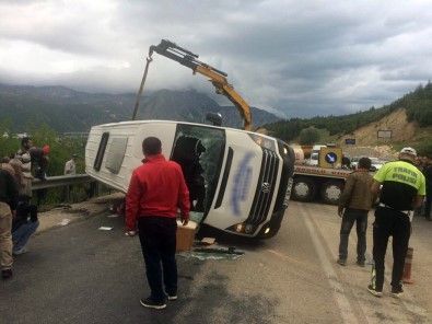 Yolcu Minibüsü İle Kamyon Çarpıştı Açıklaması 18 Yaralı