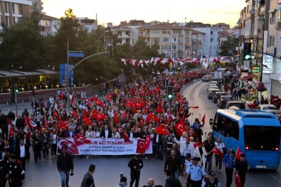 19 Mayıs Maltepe'de 'Meşaleli Yürüyüş' İle Kutlandı