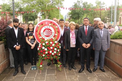 CHP'den Atatürk Anıtı'na Çelenk Sunumu