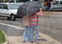 YILDIRIM ÇARPMASI - Elazığ'da Sağanak Yağış Etkili Oldu