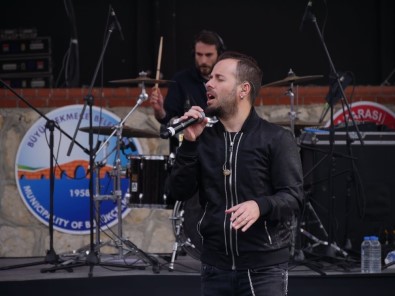 Emre Aydın 32. Ata Gençlik Konseri'nde Büyükçekmecelilerle Buluştu