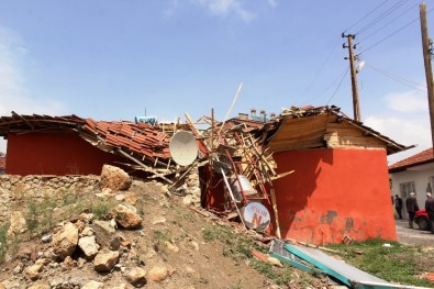 Malatya'da Evlerin Çatısına Yıldırım Düştü