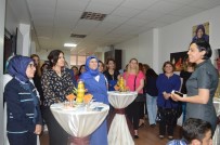 YILIN ANNESİ - Vali Eşini Ağlatan Plaket