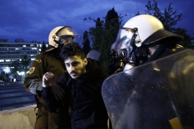 Yunanistan'da Binlerce Gösterici Parlamento Önünde Toplandı