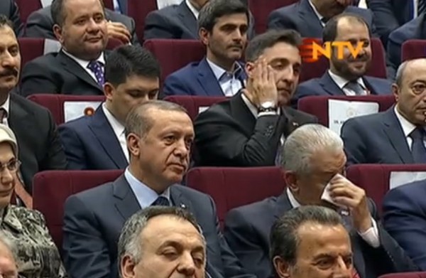 Erdoğan imzayı attı, Yıldırım gözyaşlarına hakim olamadı