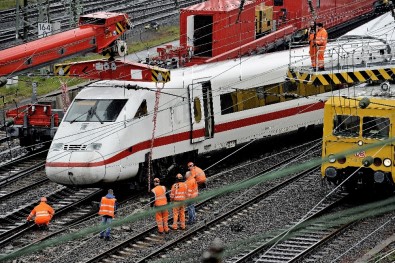 Almanya'da Hızlı Tren Raydan Çıktı