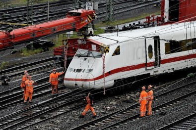 Dortmund'ta Hızlı Tren Raydan Çıktı Açıklaması 2 Yaralı