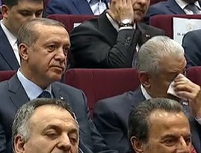 Erdoğan imzayı attı, Yıldırım gözyaşlarına hakim olamadı