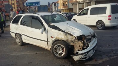 Kamyonet İle Otomobil Çarpıştı Açıklaması 2 Yaralı