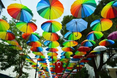 Şemsiyeli Sokak'ta Renk Cümbüşü