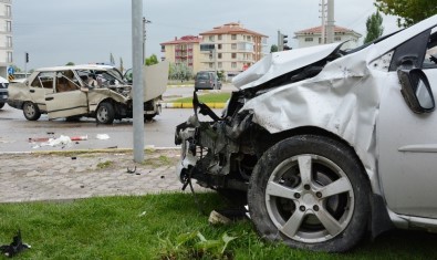 Aksaray'da Otomobiller Çarpıştı Açıklaması 2 Ağır Yaralı