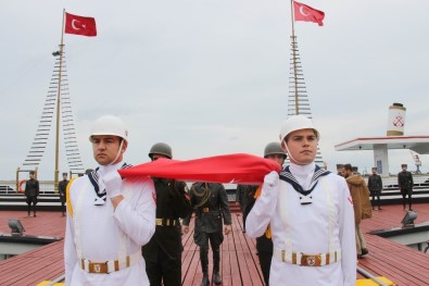 Atatürk'ü Temsil Eden Bayrak Karaya Çıktı