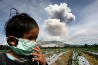 Endonezya'da Volkan 4 Metre Yüksekliğe Kül Püskürtüyor