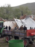ŞİDDETLİ FIRTINA - Erzurum'un Horasan İlçesinde Şiddetli Fırtına Evleri Yıktı
