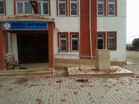 Fırtına Okul Çatısındaki Tuğlaları Uçurdu