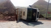 Hakkari'de Hafriyat Boşaltan Kamyon Devrildi