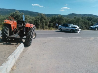 Havran'da Traktör İle Otomobil Çarpıştı Açıklaması 2 Yaralı