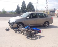 KULLAR - Otomobil İle Motosiklet Çarpıştı Açıklaması 1 Yaralı