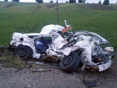 Otomobil Kağıt Gibi Ezildi Açıklaması 3 Ölü, 1 Yaralı
