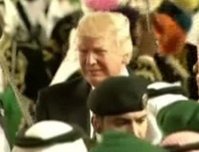 Trump kılıç dansına katıldı