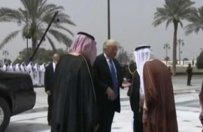 Donald Trump ve eşi, Suudi Arabistan'da!