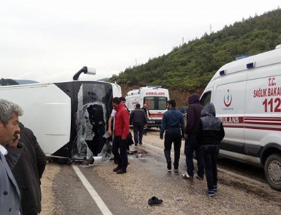 Bursa’da midibüs ile otomobil çarpıştı: Ölü ve yaralılar var