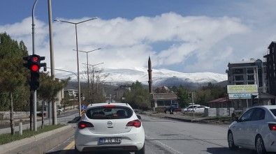 Tatvan'da Yüksek Kesimlere Kar Yağdı