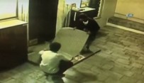 NEYZEN TEVFIK - Cami Avlusundaki Halıyı Çalan Hırsızlar Kamerada