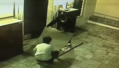 Cami Avlusundaki Halıyı Çalan Hırsızlar Kameraya Yakalandı