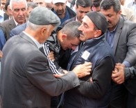 SÖZLEŞMELİ ER - Şehit Babası Diğer Asker Oğluna Sarılarak Ayakta Durdu