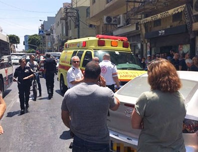 Tel Aviv'de bir araç yayaların arasına daldı