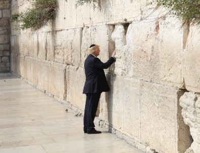 Trump Kudüs'teki kutsal mekanları gezdi