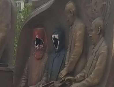 Türk düşmanı başpiskopos heykeli kırıldı