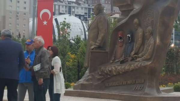 Türk düşmanı başpiskopos heykeli kırıldı