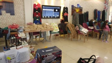Bolvadin'de 'Hayır Çarşısı' Açıldı
