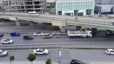 İstanbul'da Kamyon Köprüye Takıldı, Trafik Felç Oldu
