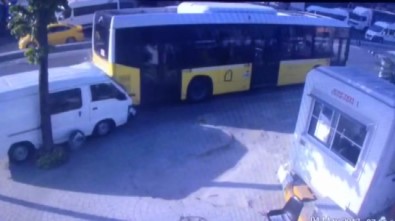 Beyoğlu'nda Kontrolden Çıkan Araç İETT Otobüsüne Böyle Çarptı
