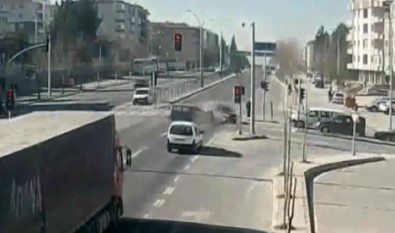 Kocaeli'deki Trafik Kazaları MOBESE Kameralarına Yansıdı