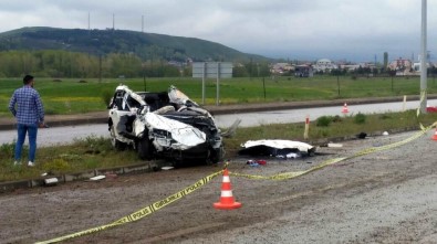 Sivas'ta Otomobil Elektrik Direğine Çarptı Açıklaması 2 Ölü, 4 Yaralı