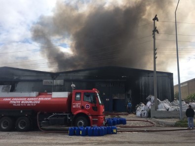 Uşak'taki Büyük Fabrika Yangını Devam Ediyor