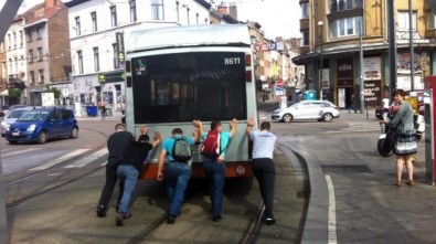 Brüksel'de Arızalanan Yolcu Otobüsünü Vatandaşlar İtti