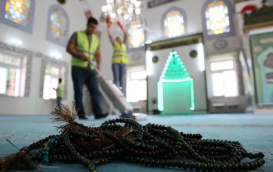 Buca'da Camilere Ramazan Temizliği