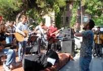 NEŞET ERTAŞ - Okullarını Tanıtmak İçin Sokak Konseri Verdiler