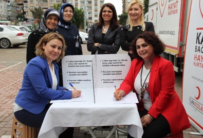 Sağlıkçılardan Türk Kızılayı'nın 'Kadın Hayata Kan Verir' Projesine Destek
