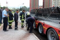 ERCIYES DAĞı - Seyir Halindeki Tırdan Yükselen Dumanlar Paniğe Neden Oldu