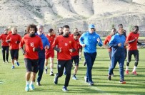 İRFAN BUZ - Teknik Direktör İrfan Buz Teknik Ekibini Dağıttı