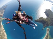 KEMAL ÖZTÜRK - Yürüme Engelli İngiliz Turist Babadağ'dan Uçtu